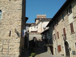 Costa di Mezzate - Castello, vista dal borgo