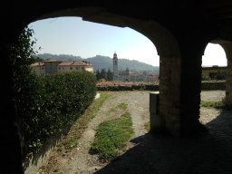 Chiuduno - Vista sulla Chiesa di Santa Maria Assunta dai portici del Castello